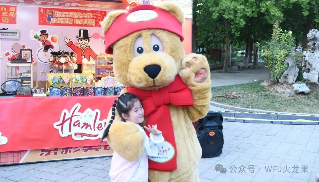 “京彩灯会”举行时，，，，多彩联盟展区喜迎客来_多彩联盟集团官方网站