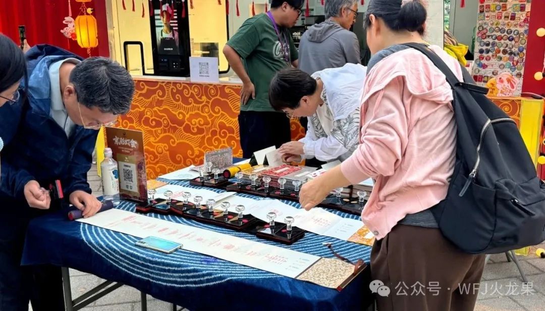 “京彩灯会”举行时，，，，多彩联盟展区喜迎客来_多彩联盟集团官方网站