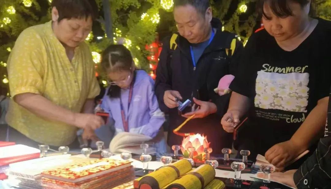 “京彩灯会”举行时，，，，多彩联盟展区喜迎客来_多彩联盟集团官方网站