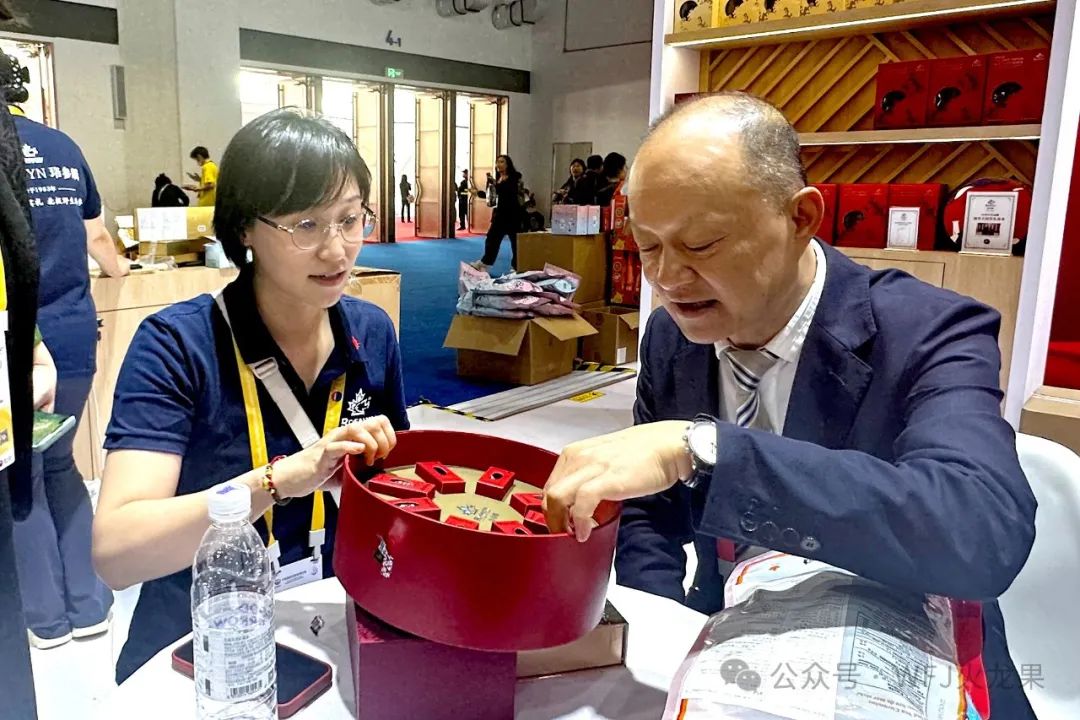 五载消博会 七秩多彩联盟（3）：消博会第三天——多彩联盟展厅迎来主要客人_多彩联盟集团官方网站