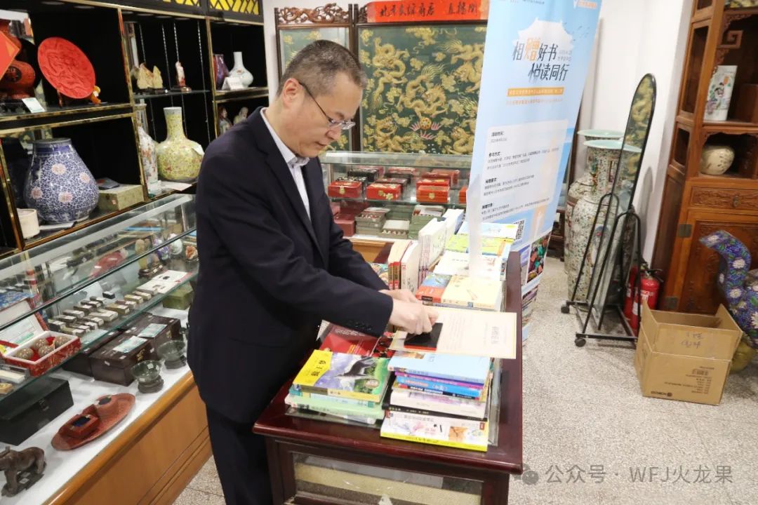 相赠好书 悦读偕行——集团公益捐书在行动_多彩联盟集团官方网站